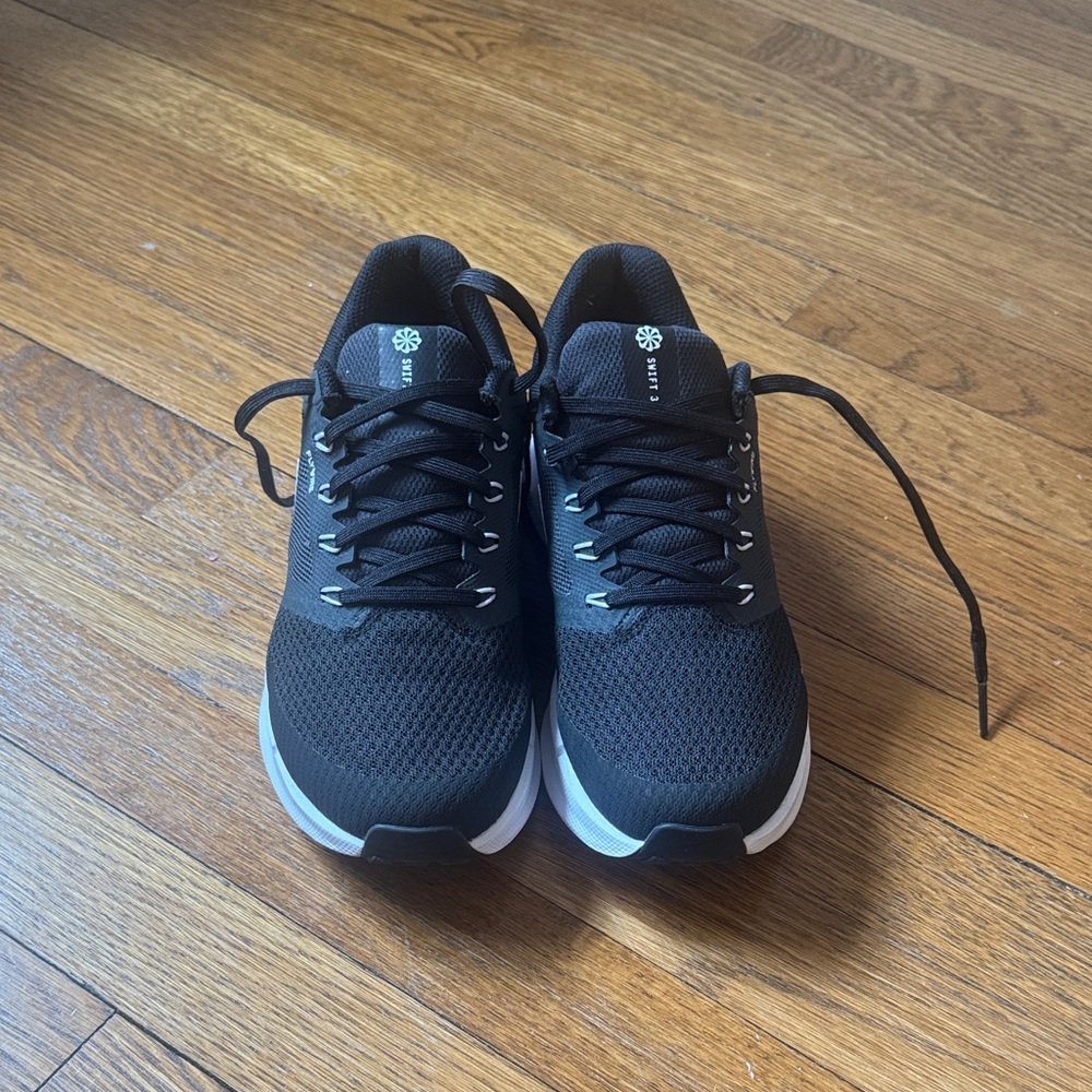 Nike Run Swift 3 women’s Black and White Athletic Sneakers NWT - Picture 3 of 8